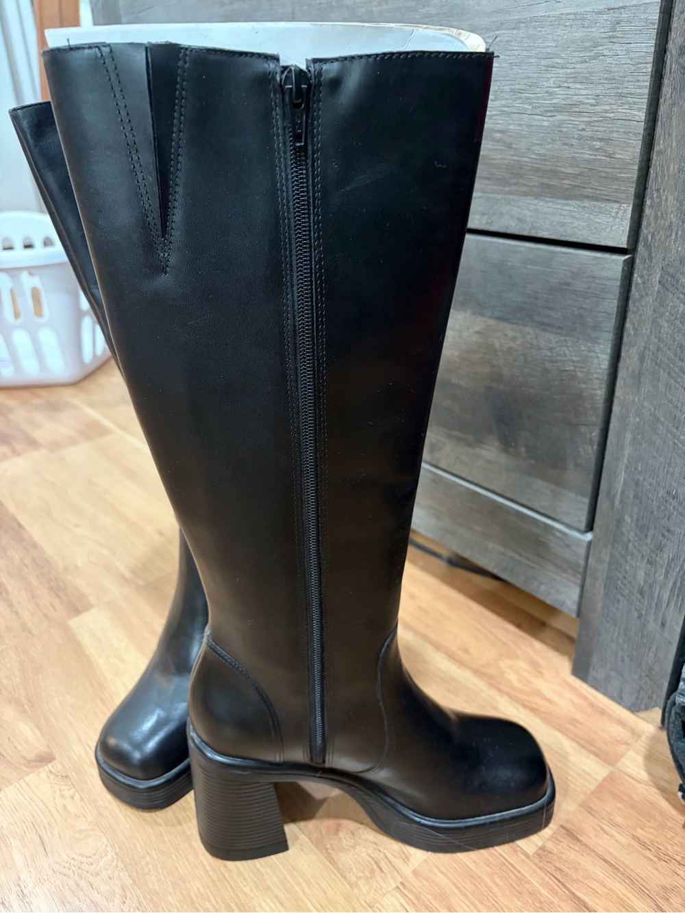 Steve Madden Black Knee-High Block Heel Zip Boots size 7